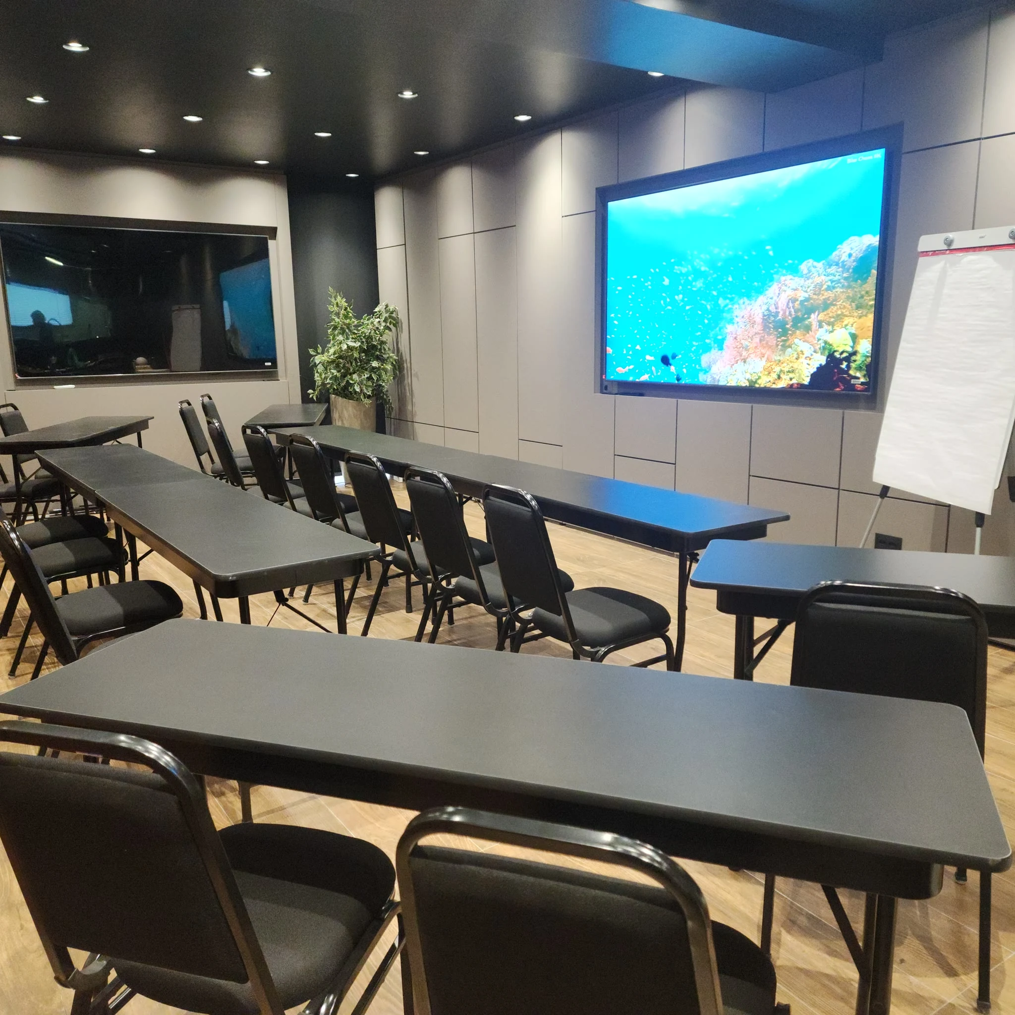 Sala montada em fileiras para convenção ou treinamento corporativo no Espaço Convivium