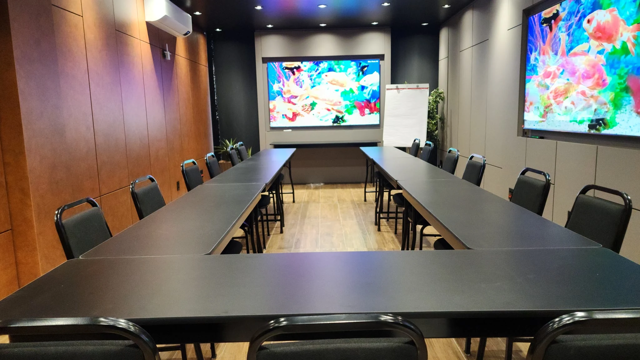 Sala de reunião montada em formato de mesa U no Espaço Convivium, Vila Olímpia