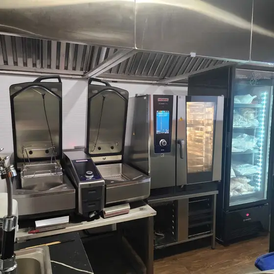 Fornos RATIONAL e equipamentos profissionais na cozinha do Chef's Atelier