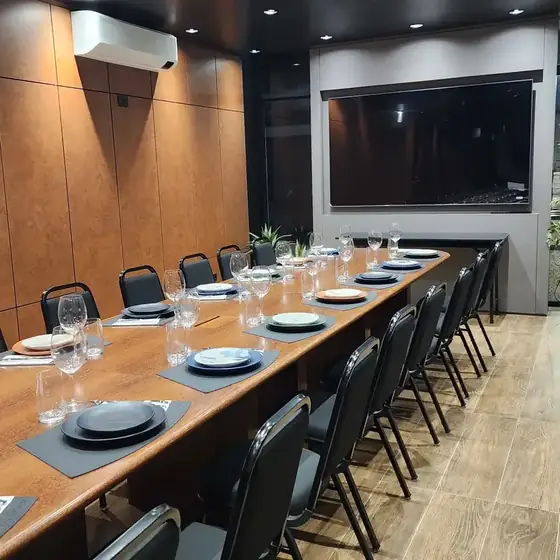 Taças de vinho em mesa posta para mini wedding no Espaço Convivium Vila Olímpia