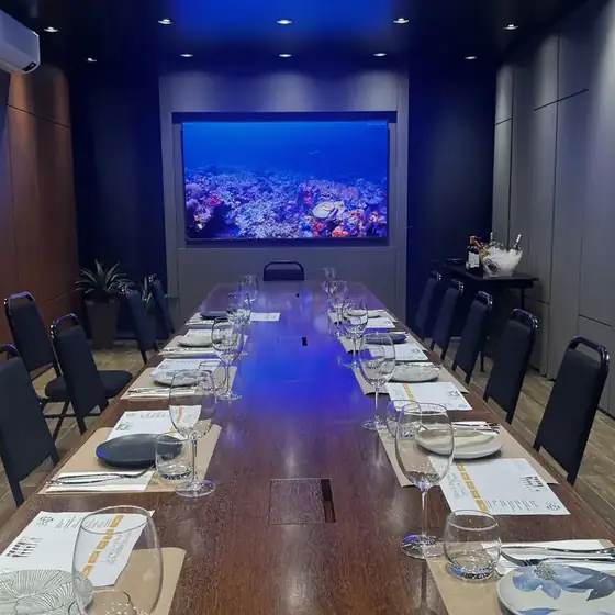 Mesa completa montada para festa com menu impresso no Espaço Convivium Vila Olímpia