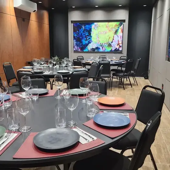 Espaço Convivivum mini wedding com mesa redondas para 30 pessoas