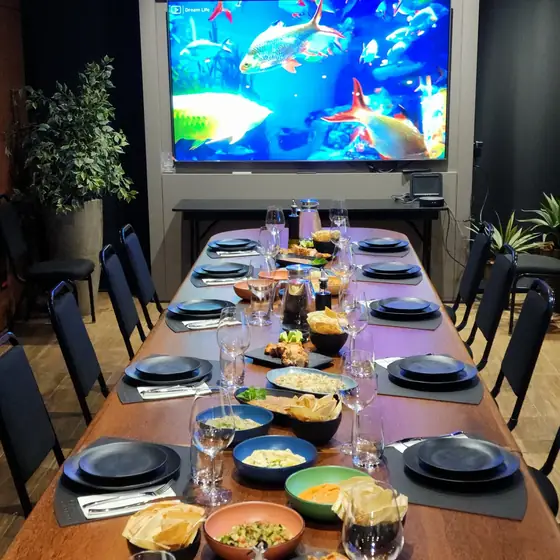 Mesa longa posta com pratos árabes na sala do Espaço Convivium