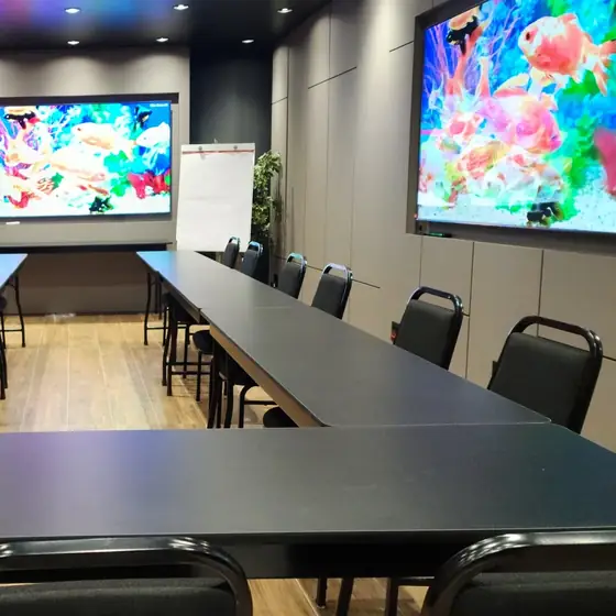 Duas TVs de 100 polegadas na sala do Espaço Convivium